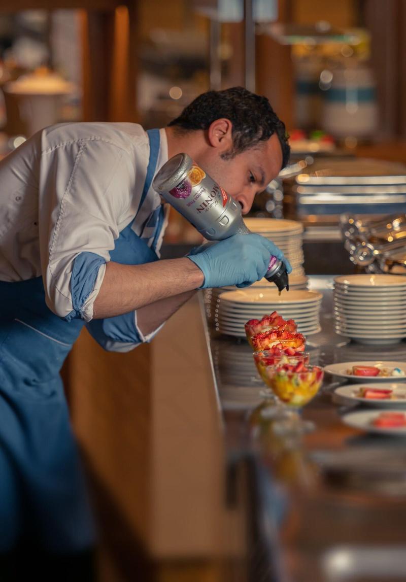 Crystal Inn Hotel - Alamein (Adults Only) El Alamein Exterior foto A cook using a whipped cream dispenser