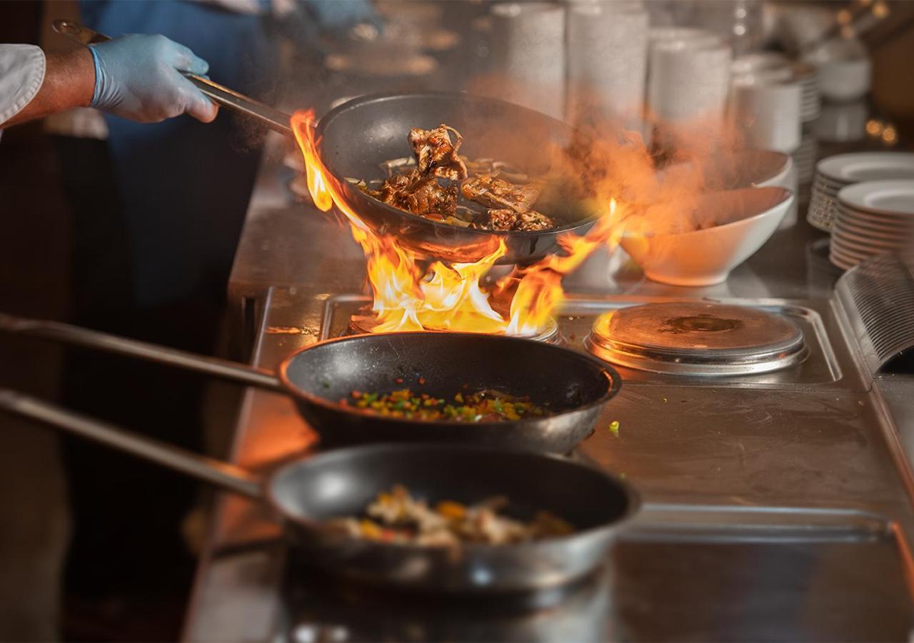 Crystal Inn Hotel - Alamein (Adults Only) El Alamein Exterior foto A chef cooking with a wok